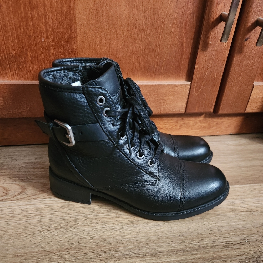 Clarks Leather Ankle Boot Women Size 7.5